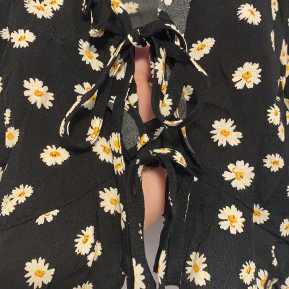 SOLD Daisy patterned Forever 21 floral long sleeve Blouse size Large - Picture 4 of 7